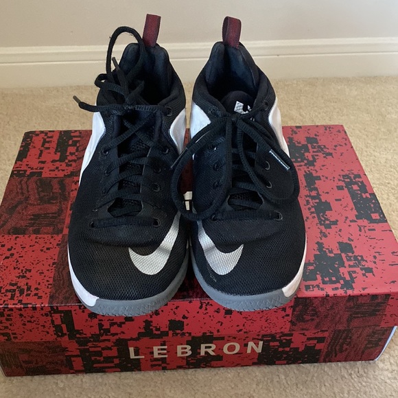 Nike Zoom LeBrons - Picture 2 of 5